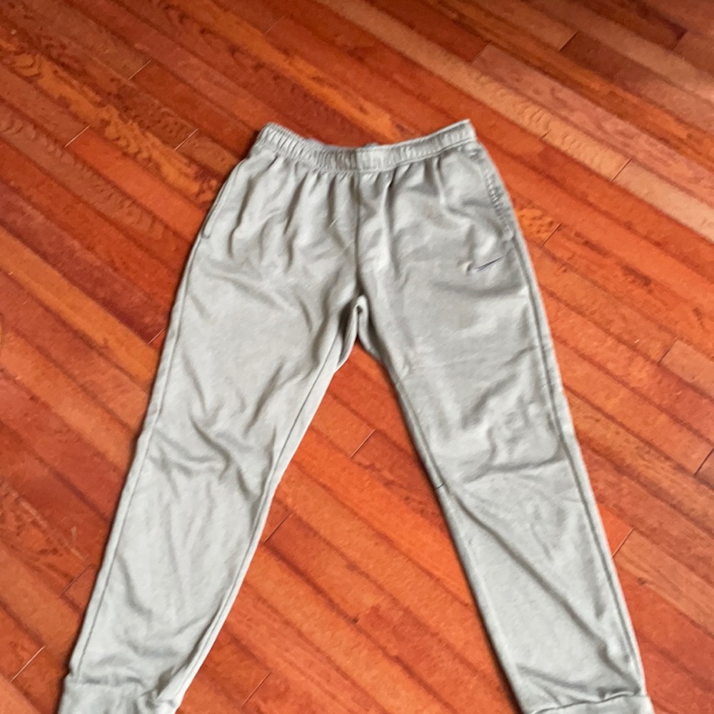 Men’s Nike joggers in size L and gray!